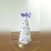Biała choinka z papieru - fioletowe ozdoby wiklina