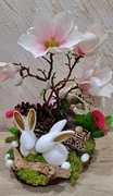 Stroik wielkanocny para zajączków ceramicznych, wiosenne kwiaty 