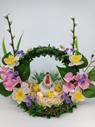 Wielkanocna dekoracja z kurą i kurczaczkami, kompozycja wiosenna