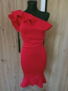 Czerwona sukienka na jedno ramię 