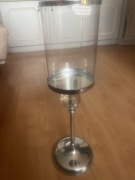 Świecznik ze szklanym kloszem