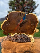 Zegar ścienny z drewna oliwnego i niebieskiej żywicy – 40x30 cm, handmade