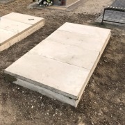 Grobowce z elementów betonowych, rozbijanie grobów