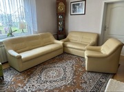 Świeżo tapicerowany zestaw salonowy 3+2+1