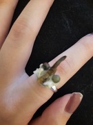 Pierścionek z pazurem i kośćmi ptaka