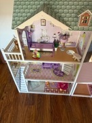 Drewniany domek dla lalek