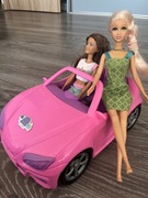 2 lalki barbie oraz autko kabriolet.