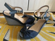 Buty na koturnie a la wiklinowe lekkie granatowe z kokardką Tommy Hilifiger