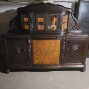 Antyczny kredens do salonu lub jadalni.