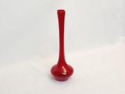 Smukły wazon szklany w kolorze czerwonym, modernizm, druga połowa XX w.