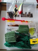 Zestaw różnych akcesoriów wędkarskich.