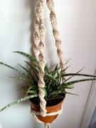 Ręcznie robiony kwietnik beżowy z makramy