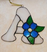 Witraż, szklana literka A. zawieszka.