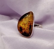 Srebrny pierścionek z bursztynem