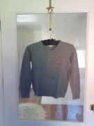 Szary sweter w serek 8/9 lat