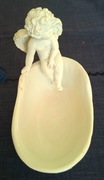 Ceramiczny aniołek na wannie.