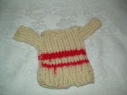 SWETEREK DLA LALEK KREMOWY W CZERWONE PASKI Z PRL-u