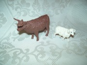 Zabytkowe figurki zwierząt (krowa i owca).