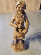 Rzeźba z drewna Kobieta z moździerzem i tłuczkiem