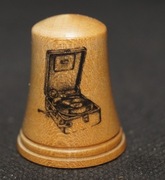 Naparstek Kolekcjonerski drewniany przenośny gramofon 1930-1950