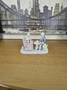 Elegancka figurka porcelanowa – scena herbaciana w stylu rokoko