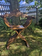 Krzesło w kształcie X z litego drewna, Savonarola, nożycowe rzeźbione