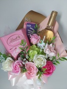 Slodki box z kwiatami mydlanymi,  podziękowania dla rodziców,  świadków 