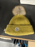 Żółta czapka zimowa Moncler z pomponem używana