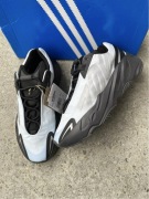 Buty sportowe Adidas Yeezy Boost 700 Mnvn Light Blue rozmiar 42