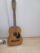 Widoczna gitara plus książka do nauki gry na gitarze chwyty gitarowe poradn