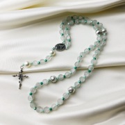 Różaniec ze szkła – mleczne koraliki z zielonymi akcentami, srebrny krzyż