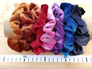 Zestaw siedmiu aksamitnych scrunchie średniej wielkości 