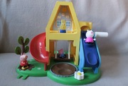 Duży domek Świnka Peppa plus 3 figurki plac zabaw 32 cm x 27 cm