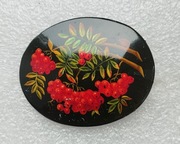 Broszka "Bukiet jagód jarzębiny" Fedoskino, ręcznie malowana czarnym lakier