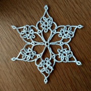 Dekor na choinkę śnieżynka frywolitka bialo-zlota