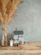 Drewniany domek szary dekoracja + dodatki