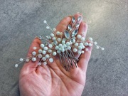 Grzebień z koralików we fryzurze