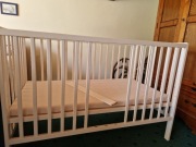 Łóżeczko dziecięce z materacem białe 125 cm na 55 cm