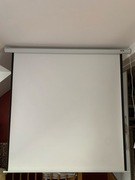 Elektrycznie sterowany ekran projekcyjny 95” z projektorem FHD do 210”