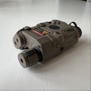 AN/PEQ-15 laser i latarka