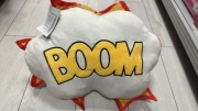 Maskotka poduszka z napisem boom  dla dzieci 