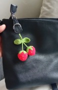 Truskawki wykonane na szydełku, brelok 