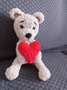 Walentynki - Miś z serduszkiem wykonany na szy