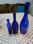 Zestaw trzech dekoracyjnych butelek z kobaltowego szkła PRL