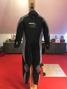 Męski skafander piankowy do nurkowania.