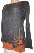 Szary Sweter z ozdobnym pomarańczowym kwiatem 42-44-46 (XL - 2 XL - 3 XL)