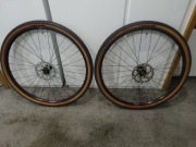 Koła gravel 28" WTB i25 opony WTB Riddler 700x45 tarcze RT70