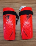 Ochraniacze piłkarskie Adidas.