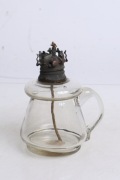 Stara mała szklana lampa naftowa
