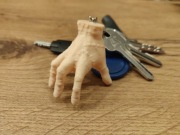 Breloczek rączka z rodziny Addamsów 